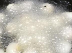 锅里多加一些油，等油温七成热时，倒入鹌鹑蛋