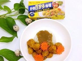 最后将咖喱鹌鹑蛋连汤带汁一起倒入米饭上即可