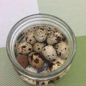 然后拿出，放入罐中加入少许的水盖上盖子摇，使鹌鹑蛋皮快速去掉