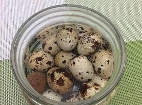 然后拿出，放入罐中加入少许的水盖上盖子摇，使鹌鹑蛋皮快速去掉