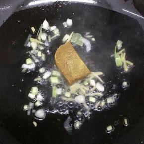 然后将咖喱块放入炒出咖喱味道