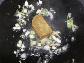然后将咖喱块放入炒出咖喱味道
