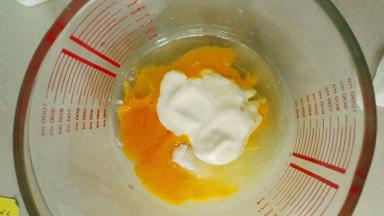 鸡蛋、酸奶、细砂糖、植物油放一起搅拌均匀