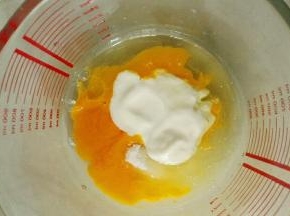 鸡蛋、酸奶、细砂糖、植物油放一起搅拌均匀