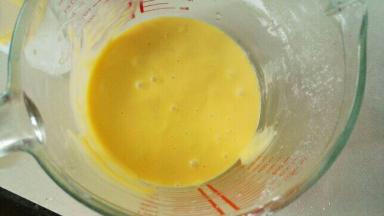 搅拌到面糊顺滑无颗粒