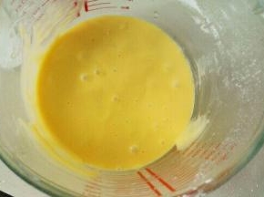 搅拌到面糊顺滑无颗粒