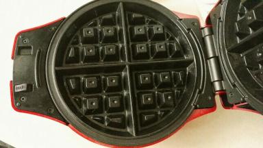 华夫饼机两面刷油，小角落里也要刷到，预热5分钟左右