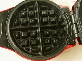 华夫饼机两面刷油，小角落里也要刷到，预热5分钟左右