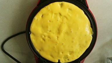 倒入搅拌好的面糊，盖上盖子，五分钟左右接开盖子看一下，表面上色深就可以了，颜色浅的话还要继续盖一会