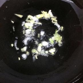 锅里留少许底油，将葱姜放入炒出香味