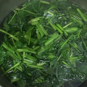 捞出用凉开水冲一下，捞出沥干水分