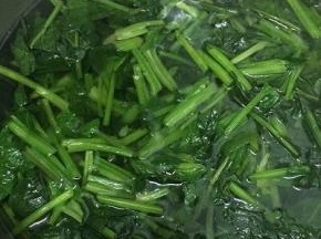 捞出用凉开水冲一下，捞出沥干水分