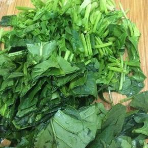洗干净的菠菜切成一寸左右的段