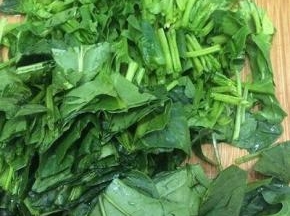 洗干净的菠菜切成一寸左右的段