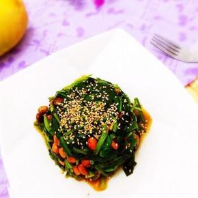 装入盘中，上面洒上熟芝麻即可