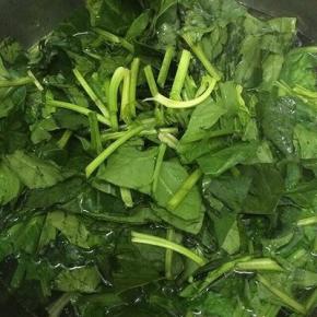 汤锅里加入适量的水和少许的油、盐烧开，将菠菜放入焯水二分钟左右