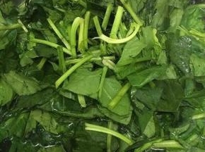 汤锅里加入适量的水和少许的油、盐烧开，将菠菜放入焯水二分钟左右
