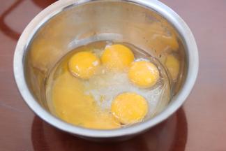 3.蛋黄中加入水 油 搅拌均匀