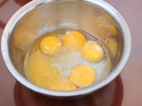 3.蛋黄中加入水 油 搅拌均匀