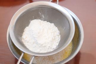 4.筛入低筋面粉混合均匀备用