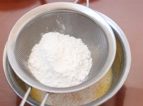 4.筛入低筋面粉混合均匀备用
