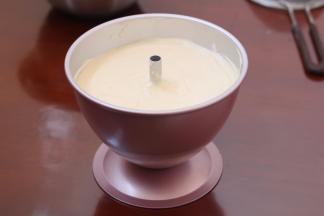 7.倒入芭比模具中 轻震模具震出大气泡