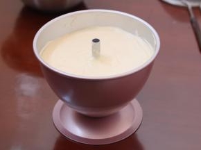 7.倒入芭比模具中 轻震模具震出大气泡