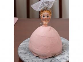 10.打发淡奶油加入几滴红色色素 裱花即可