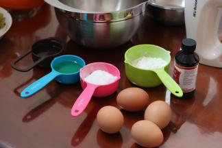 1.准备好所有材料，蛋黄蛋白分离到两个无水无油的容器内