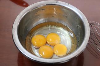 2.蛋黄中加入油 水搅拌均匀