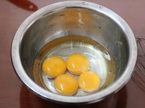 2.蛋黄中加入油 水搅拌均匀