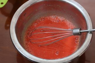 3.倒入几滴红丝绒液