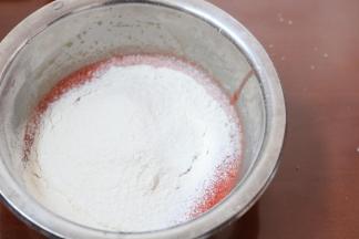 4.筛入低粉搅拌均匀，不要过度搅拌以免出筋