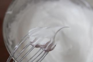 5.蛋白分三次加入白糖打发至湿性发泡