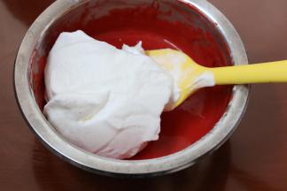 6.取三分之一的蛋白霜到蛋黄糊中切拌均匀后再倒回蛋白霜中切拌均匀（不要搅拌以免消泡）