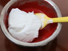 6.取三分之一的蛋白霜到蛋黄糊中切拌均匀后再倒回蛋白霜中切拌均匀（不要搅拌以免消泡）