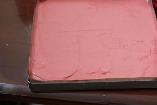 7.倒入烤盘中，振动烤盘振出来大气泡