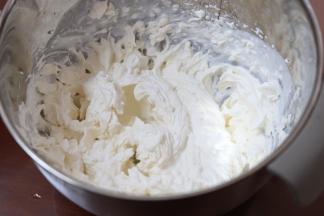 9.烤好后取出放凉，淡奶油和马斯卡彭打发好后混合均匀