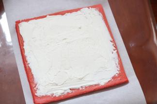 10.涂到蛋糕卷上卷起来里冷藏后即可食用