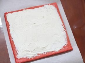 10.涂到蛋糕卷上卷起来里冷藏后即可食用