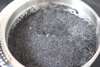 2.将黑芝麻洗净（黑芝麻的脏是一洗吓你一跳的）