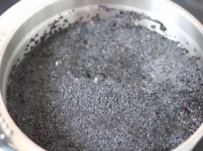 2.将黑芝麻洗净（黑芝麻的脏是一洗吓你一跳的）