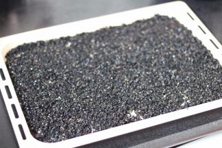 4.把黑芝麻平铺在烤盘上