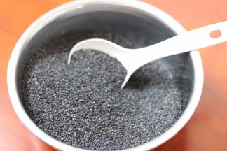 6.炒熟的黑芝麻很香，倒入一个大碗内放凉