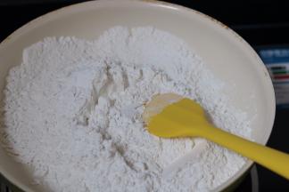 7.这时候来炒糯米粉 炒到微微发黄 炒熟的糯米粉会有香香的味道