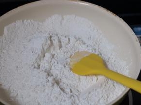 7.这时候来炒糯米粉 炒到微微发黄 炒熟的糯米粉会有香香的味道