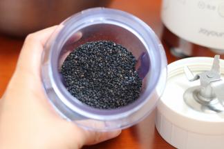 8.将熟黑芝麻放入干磨杯中，不要超过刻度线