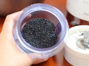 8.将熟黑芝麻放入干磨杯中，不要超过刻度线