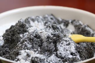 10.打碎的黑芝麻和炒熟的糯米混合均匀,放入瓶子密封保存，什么时候吃什么时候拿出来煮