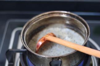 12.放入燃气灶上，记得多搅拌以免糊底